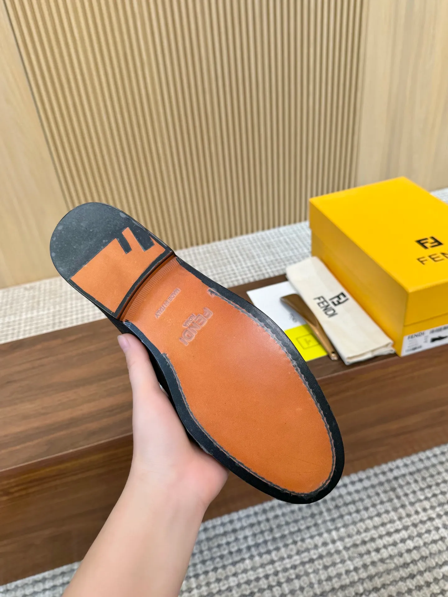 [FENDI] Top P: 980💰 ▪️Size: Men's 39-44. (Customized at 38.45.46) Fendi men's business casual leather shoes Imported brand cloth/calfskin/open edge beads/brand logo printing -Inside: Comfortable cowhide lining -Outsole: Genuine leather outsole with rubber backing embedded in the heel, perfect injection molding -Ultra-high quality control·Fine workmanship: highlighted (high-end·luxury·grade)
